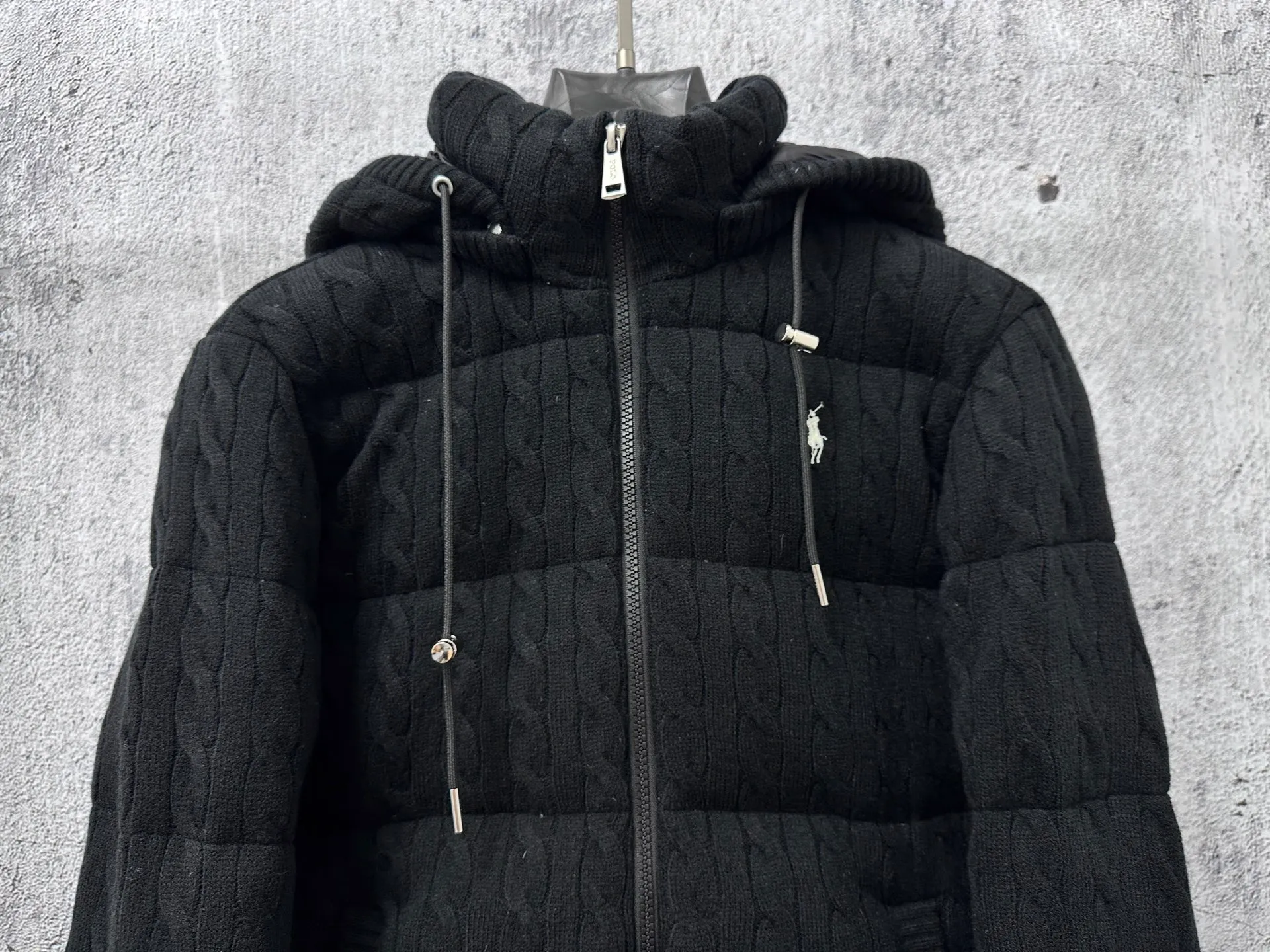 P1000 【Rah Lauren】Ralph Lauren cable down jacket. The warmth of winter is within reach. Combining classic cable knit with warm down, Rah Lauren's texture choice. Warm winter colors, the answer to classics and style. ❄️Needless to say, the texture speaks for itself and defines your winter style. Color Black Khaki Size S-XL
